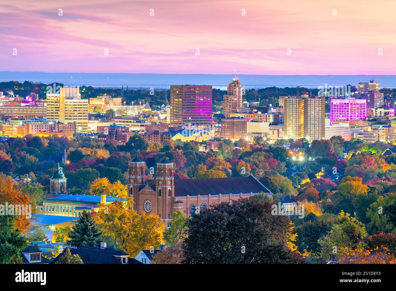 Syracuse, New York, USA, Stadtansicht im Herbst bei Sonnenaufgang. Stockfoto