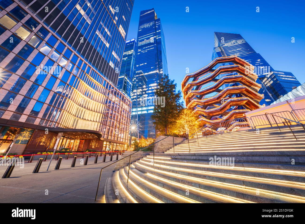 New York, New York, USA bei Hudson Yards während der blauen Stunde. Stockfoto
