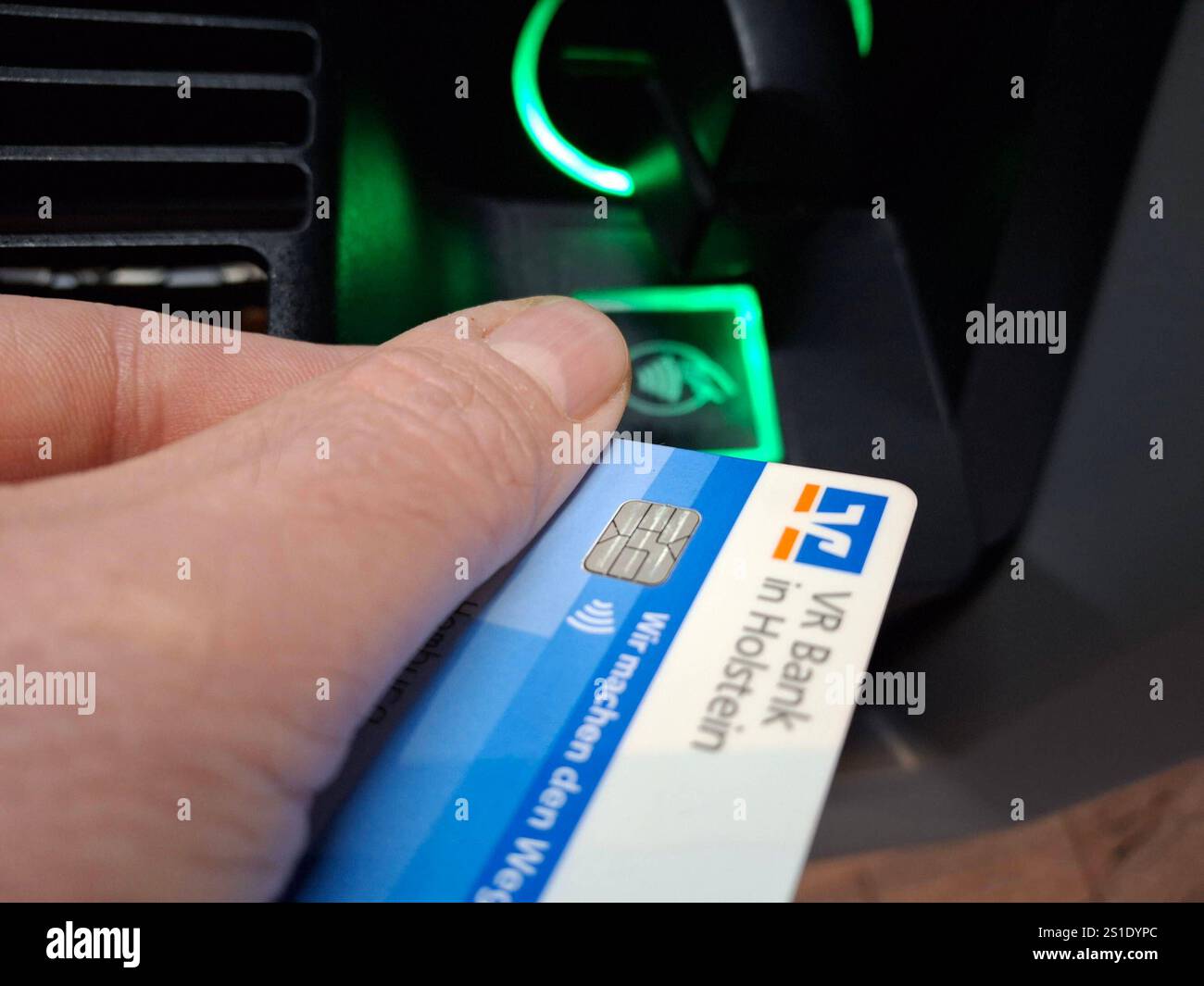 Stockbilder 12/2024 Hand mit EC Karte am Geldautomat Hamburg Deutschland *** Stockfotos 12 2024 Hand mit EC Karte am Geldautomat Hamburg Hamburg Deutschland Copyright: XLobeca/RalfxHomburgx Stockfoto
