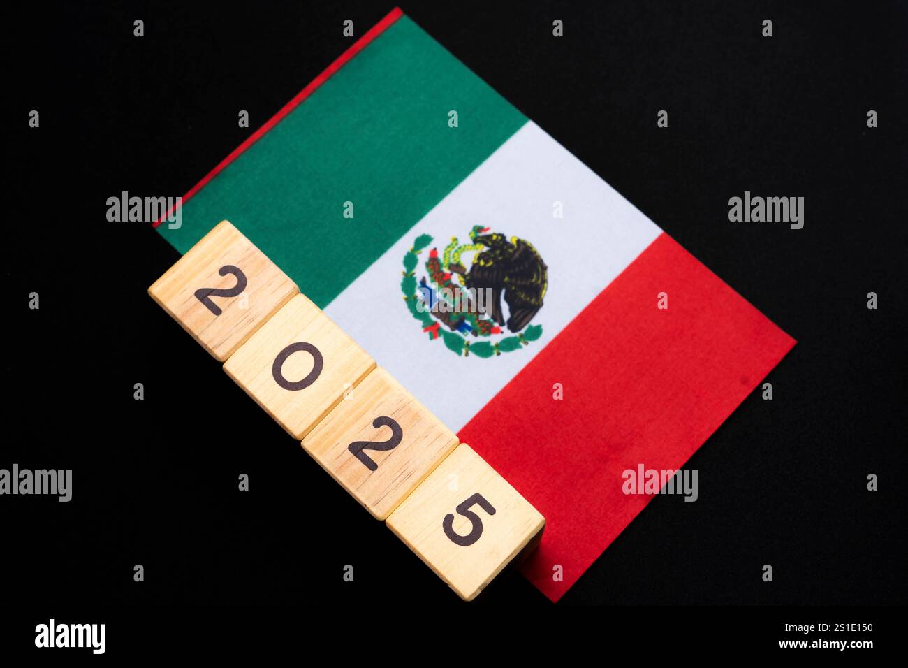 2025, Mexiko, mexikanische Flagge mit Datumsblock, Konzept, wichtige Ereignisse für Mexiko im neuen Jahr, Wahlen, Wirtschaft, soziale Aktivitäten, Zentralbank Stockfoto