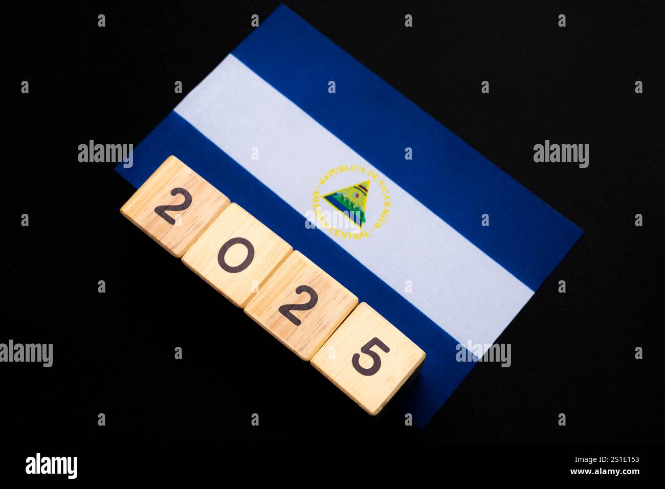 2025, Nicaragua, Nicaragua Flagge mit Datumsblock, Konzept, wichtige Ereignisse für Nicaragua im neuen Jahr, Wahlen, Wirtschaft, soziale Aktivitäten, Centra Stockfoto