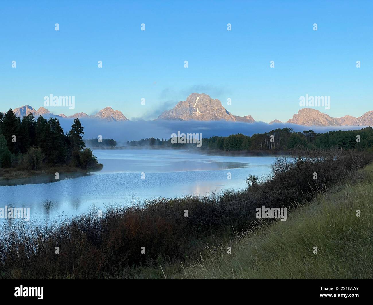 Am frühen Morgen steigt Nebel im Tal an der Oxbow Bend Turnout, Grand Teton National Park Mountain Range, Wyoming, USA Stockfoto