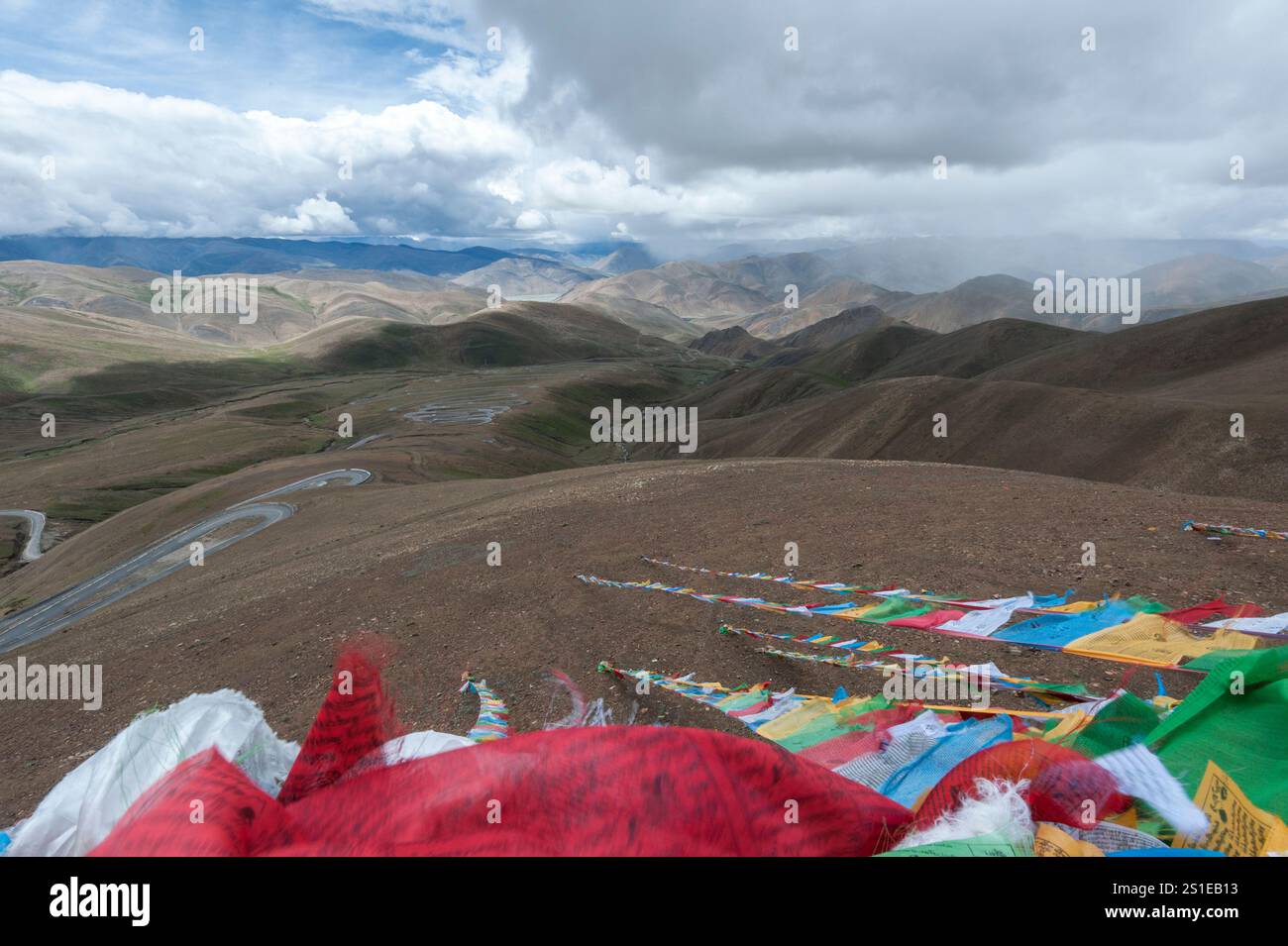 Bunte Gebetsfahnen flattern über der Serpentinenstraße über den Pang La Pass (5.200 m), der letzte Pass vor dem Mount Everest Base Camp Stockfoto