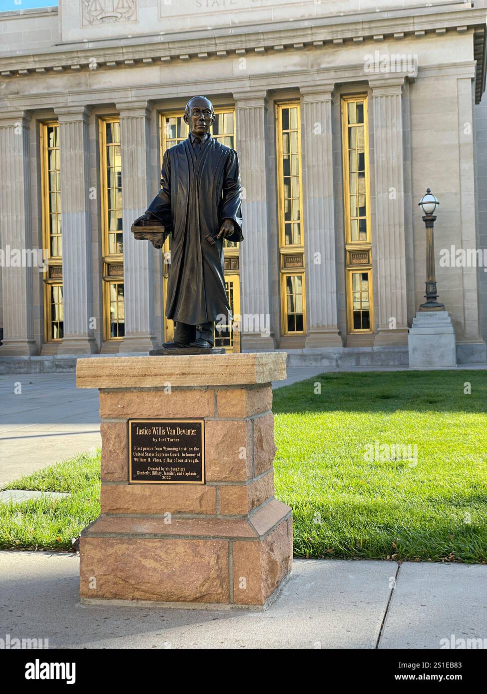 Statue of Justice Willis Van Devanter von Joel Turner, Supreme Court Building, Cheyenne, Wyoming, USA - Smartphone-aufgenommenes Stockfoto