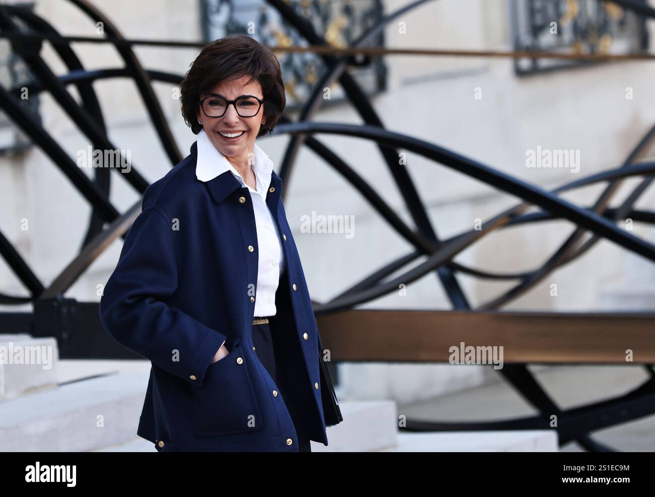 Paris, Frankreich. Januar 2025. Die französische Kulturministerin Rachida Dati verlässt nach dem ersten Ministerrat unter der neuen Regierung am 3. Januar 2025 im Elysee-Palast in Paris. Der französische Premierminister Francois Bayrou enthüllte die neue Regierung am 23. Dezember 2024 und ernannte zwei ehemalige Premierminister Manuel Valls und Elisabeth Born in sein Kabinett, so eine Pressemitteilung des Elysees. Quelle: Gao Jing/Xinhua/Alamy Live News Stockfoto