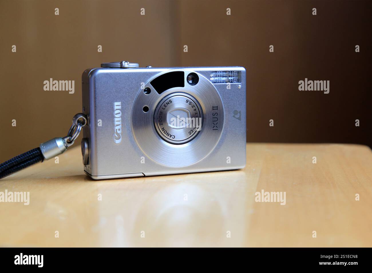 Canon IXUS II Kompaktkamera, auch bekannt als Canon ELPH 2 oder IXY 320 für APS Filmsystem, auf Holztisch. Salo, Finnland. Dezember 2024. Stockfoto