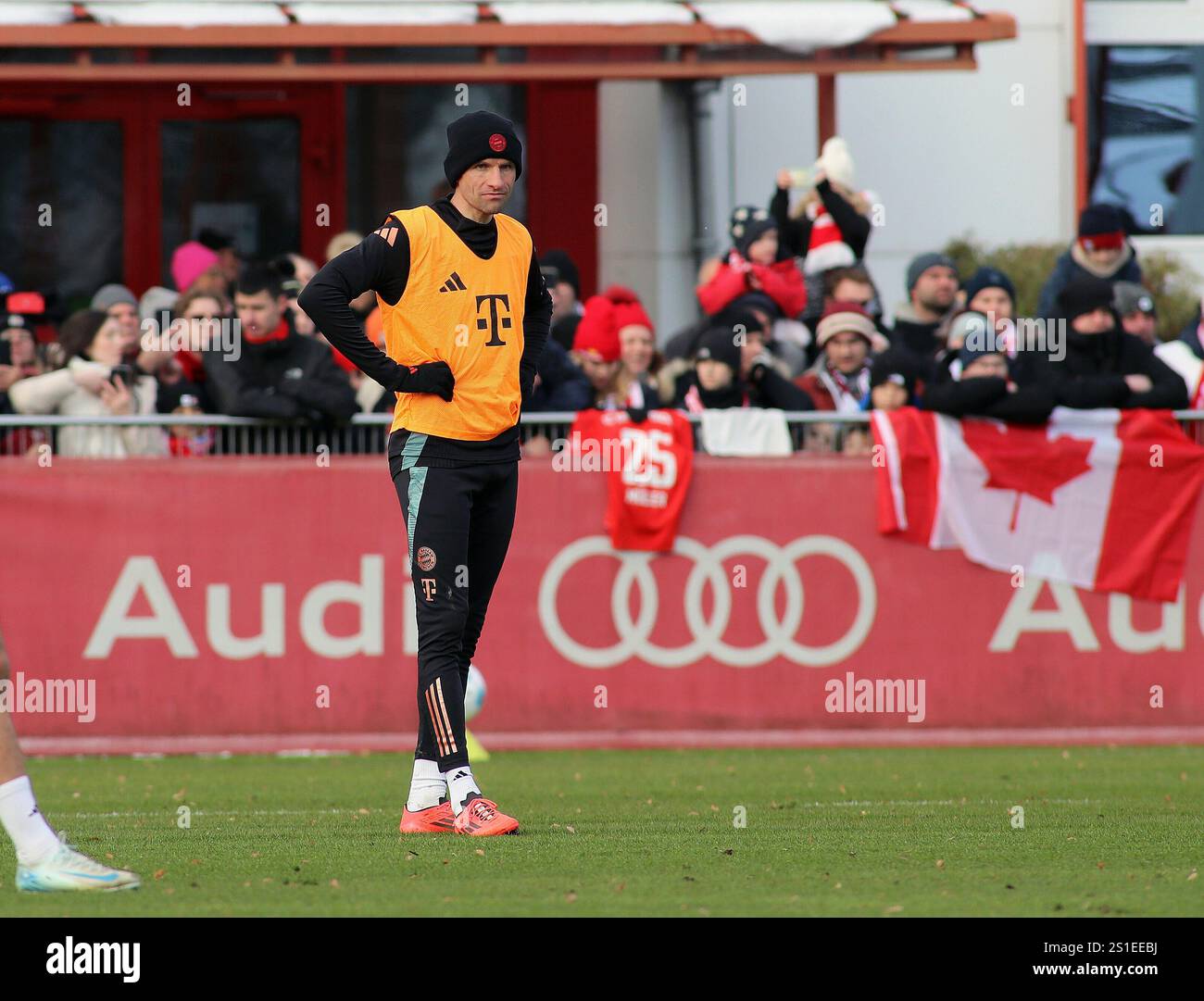 München, Deutschland, 03.Januar 2025: Fussball, Herren, Saison 2024/2025, FC Bayern München, Säbener Straße, Trainingsgelände, Training Thomas Müller, Müller (FC Bayern München) stehen mit den Händen in der Hüfte auf dem Trainingsplatz, nachdenken, nachdenklich, Einzelaktion, Freisteller, Ganzkörperaufnahme Stockfoto