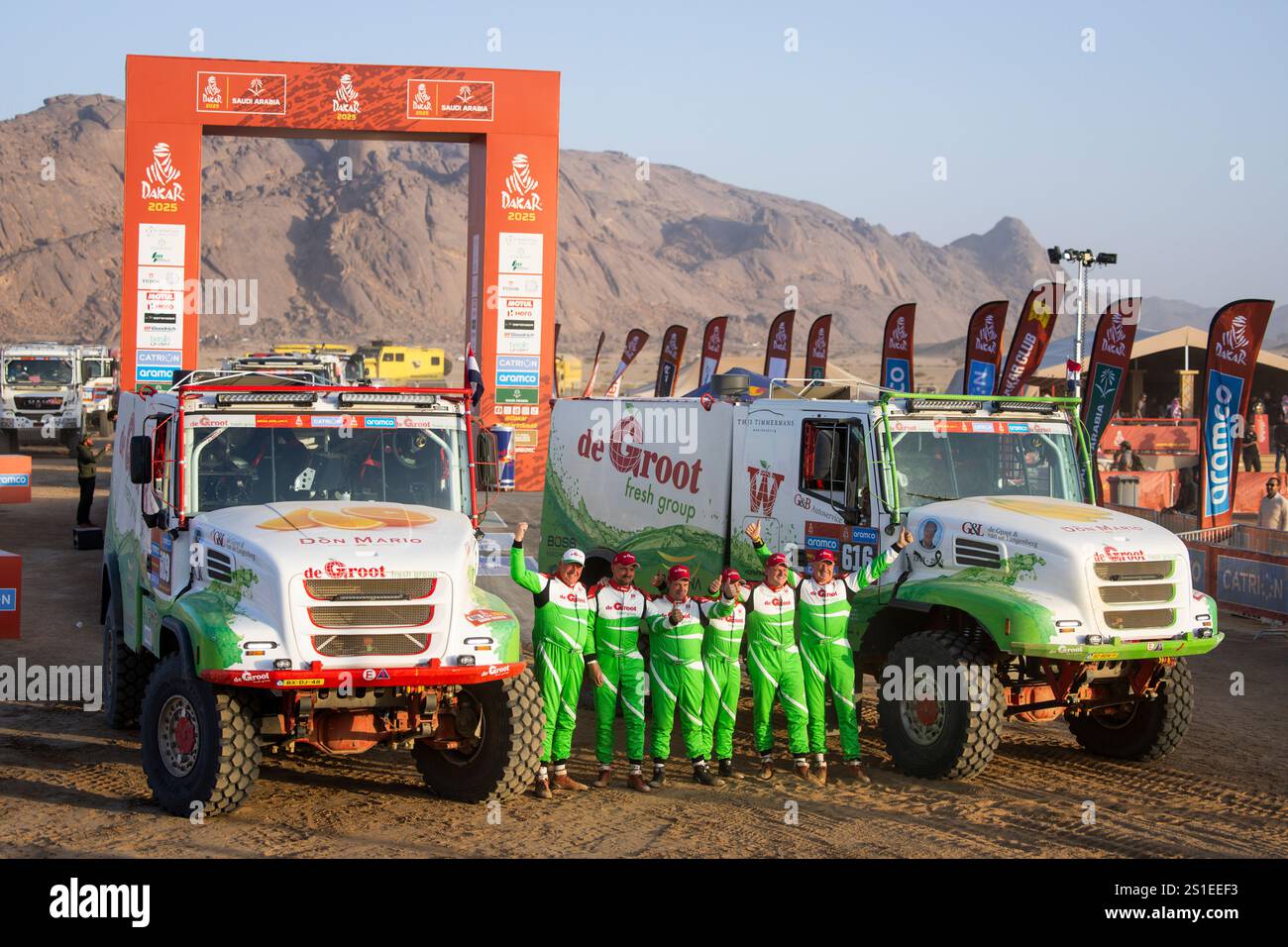 Bisha, Arabie Saoudite. Januar 2025. 609 DE GROOT Ben (nld), HOFMANS Ad (nld), BOOGARD Govert (nld), Iveco, de Groot Sport, Trucks, 616 DE GROOT William (nld), HENDRIKS Koen (nld), VAN DER STEEN Remon (nld), Iveco, de Groot Sport, Trucks, Action auf dem Podium startet während des Prologs der Dakar 2025 am 3. Januar 2025 in Bisha, Saudi-Arabien - Foto Julien Delfosse/DPPI Credit: DPPI Media/Alamy Live News Stockfoto