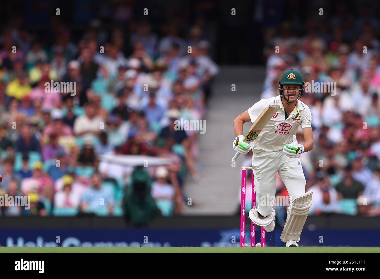 Sydney Cricket Ground, Sydney, Australien. Januar 2025. International Test Cricket, Australien gegen Indien 5. Test Day 1; Sam Konstas aus Australien läuft zwischen dem Wicket Credit: Action Plus Sports/Alamy Live News Stockfoto