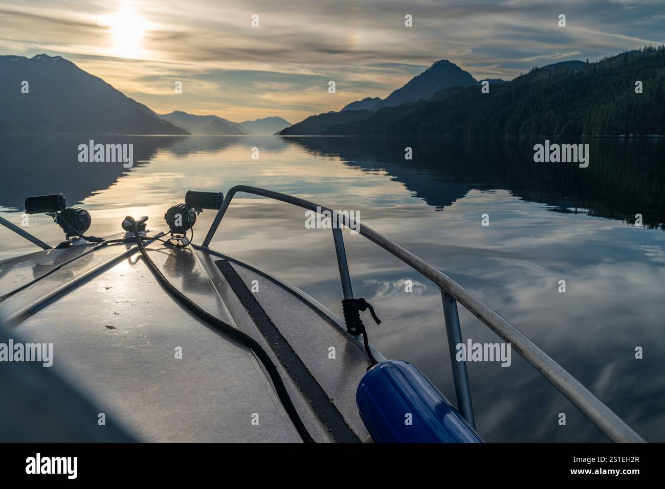 Das „Ambient Light“-Tour-Boot, das am frühen Morgen tiefer in Knight Inlet fährt, Knight Inlet, traditionelles Gebiet des da’Naxda’xw Awaetlala F Stockfoto
