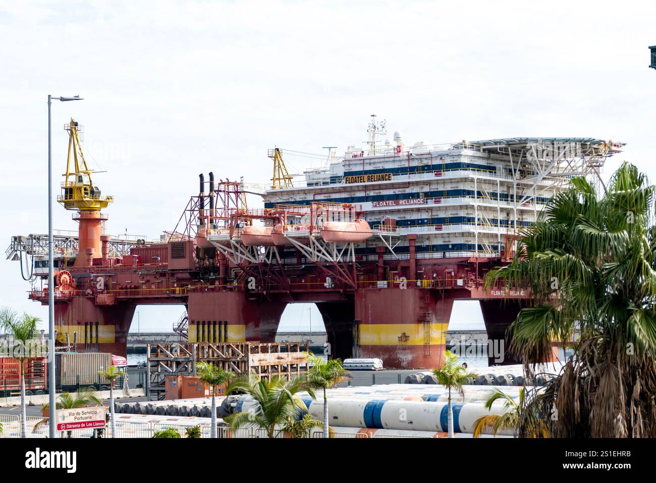 Die Unterkunftsplattform 'Floatel Reliance' im Hafen von Santa Cruz, Teneriffa. Stockfoto