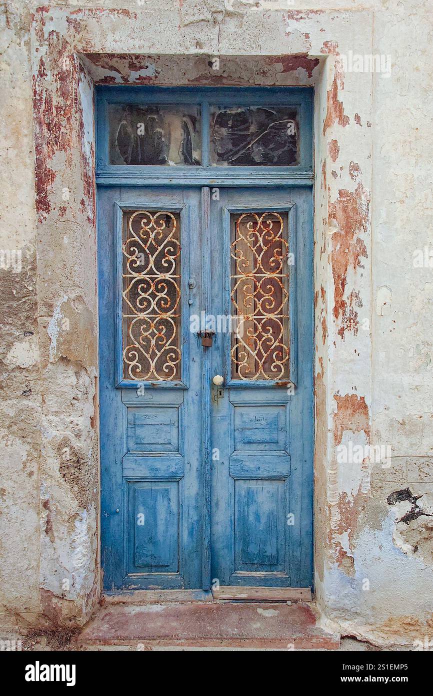 Verblasste alte rustikale blaue Tür auf Pyrgos Dorf in Santorin, Griechenland. Stockfoto