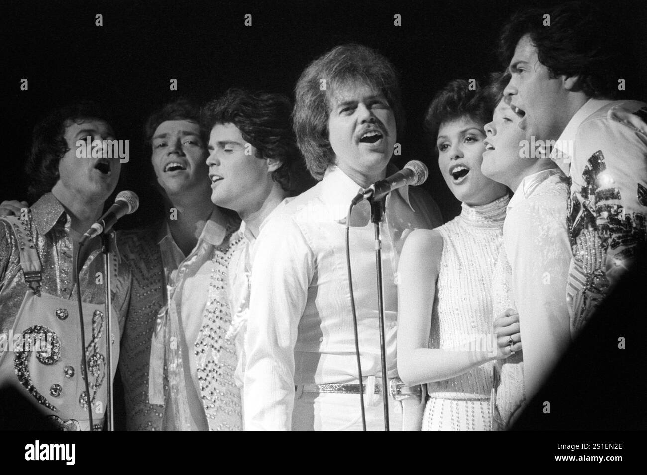 Aktenfoto vom 27/1/1979: The Osmonds (l-r) Merrill, Jay, Donny, Wayne, Marie, Jimmy und Alan Osmond während eines Konzerts im Rainbow Theatre, Finsbury Park, London. Wayne Osmond, der mit seinen Brüdern in der Pop-Gruppe The Osmonds sang, ist im Alter von 73 Jahren gestorben, wie seine Familie bestätigte. Ausgabedatum: Samstag, 27. Januar 1979. Stockfoto