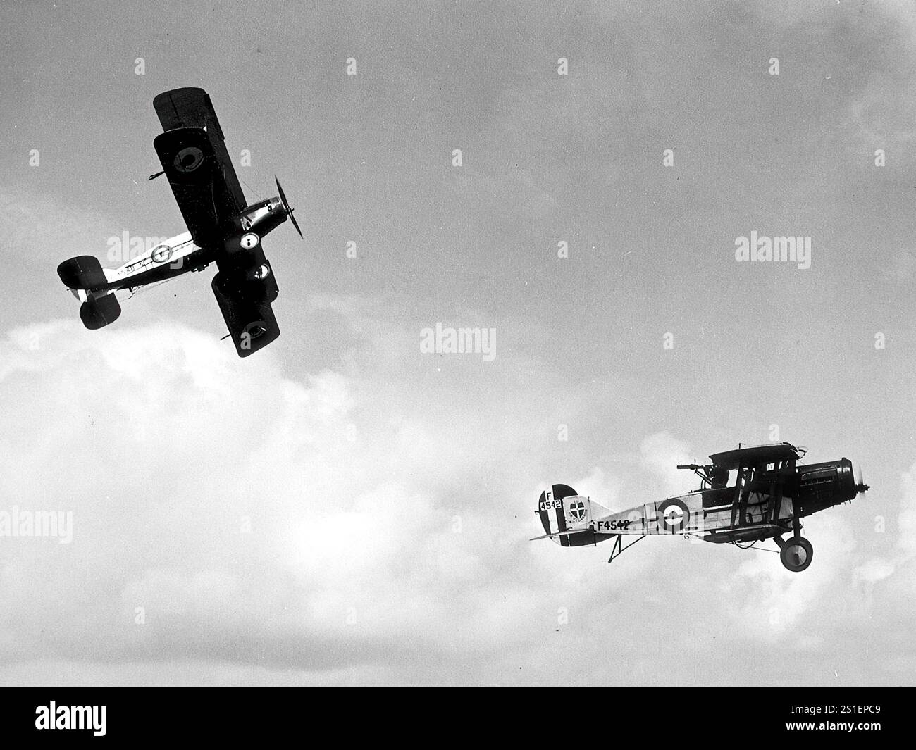 Ein fliegendes Paar Bristol F.2B Jagdflugzeuge. Stockfoto