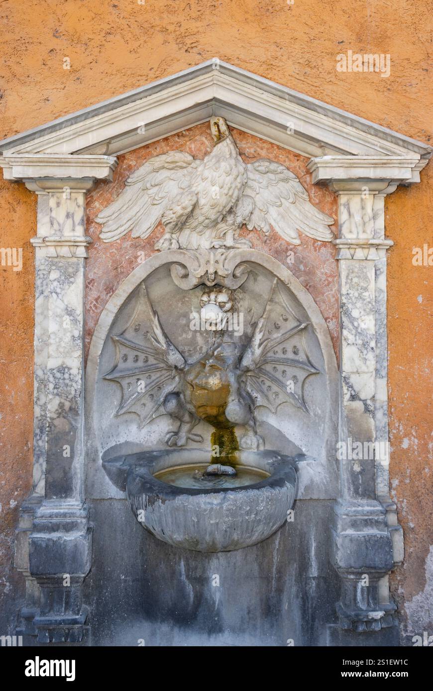 Rom, Italien - 10. Februar 2013: Drachenbrunnen in der Via della Conciliazione. Die Via della Conciliazione (Conciliation Road) ist eine 1.600 m lange Straße Stockfoto