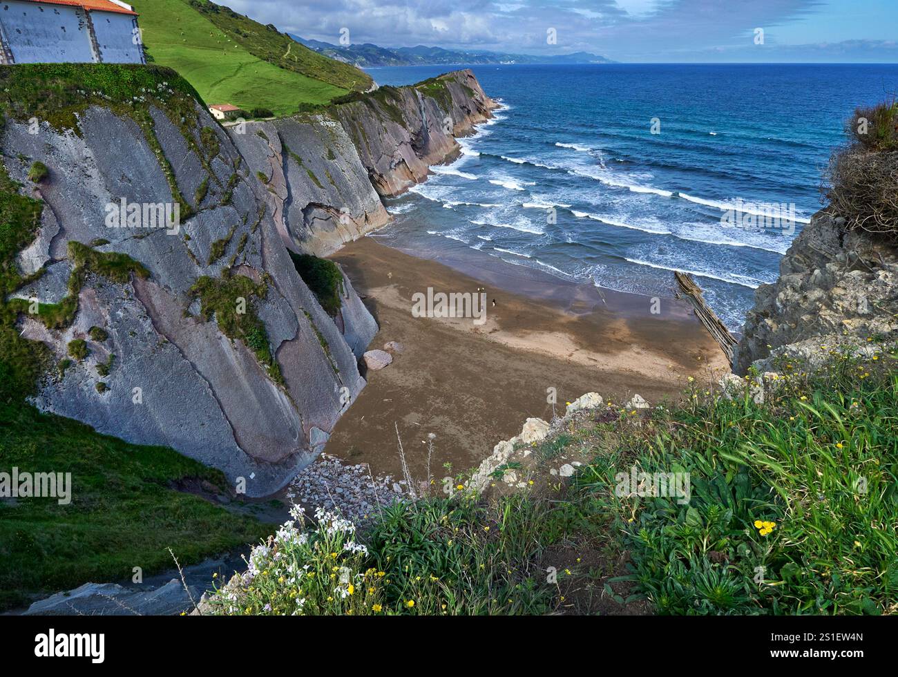 Malerischer Blick auf die Bucht von Biskaya an einem sonnigen Tag. Baskenland Stockfoto