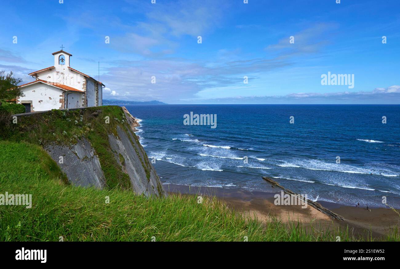 Malerischer Blick auf die Bucht von Biskaya an einem sonnigen Tag. Baskenland Stockfoto