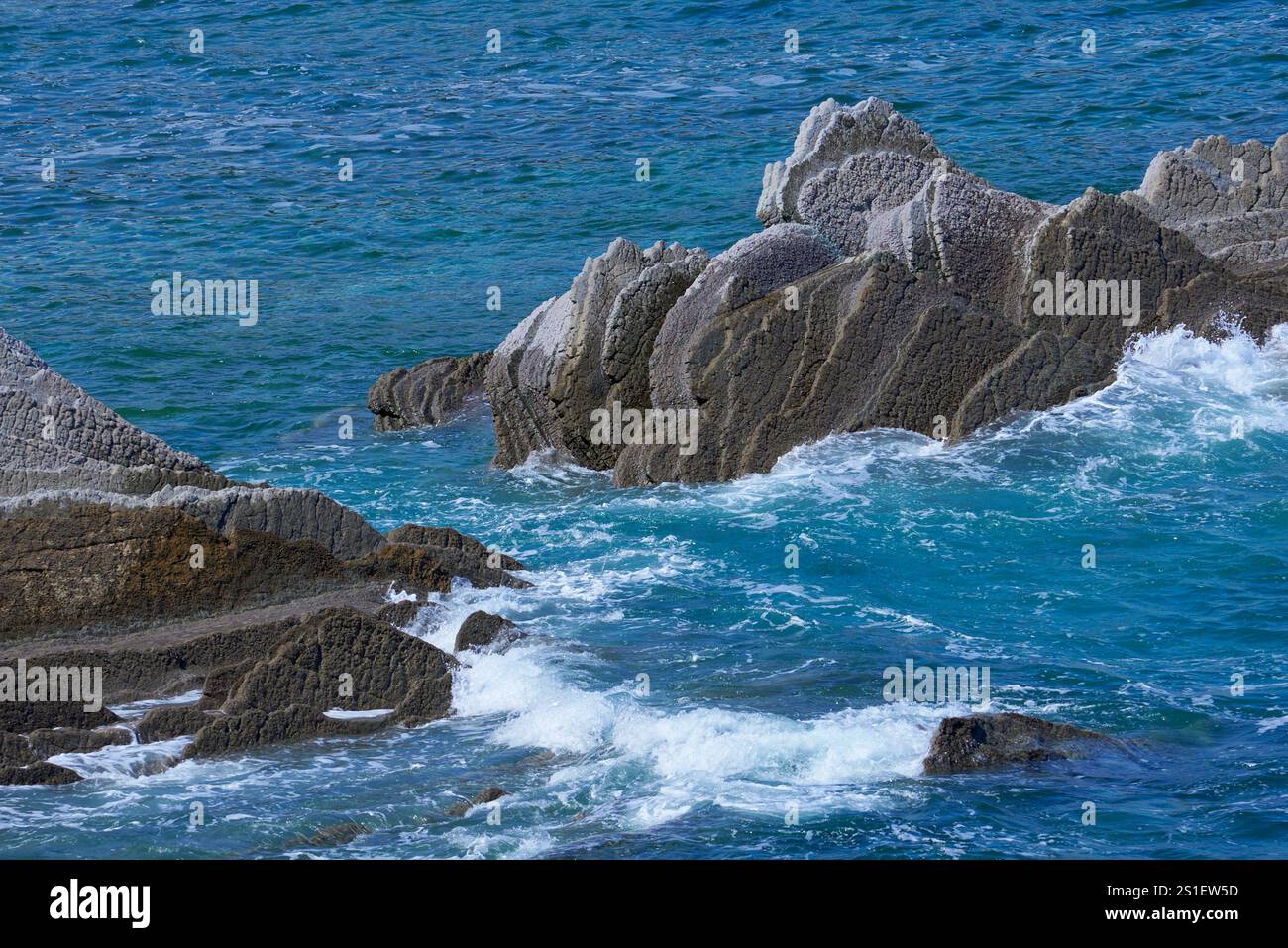 Malerischer Blick auf die Bucht von Biskaya an einem sonnigen Tag. Baskenland Stockfoto