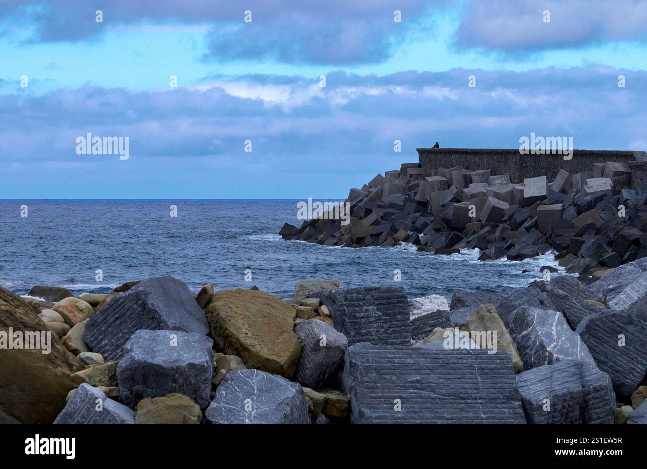 Malerischer Blick auf die Bucht von Biskaya an einem sonnigen Tag. Baskenland Stockfoto