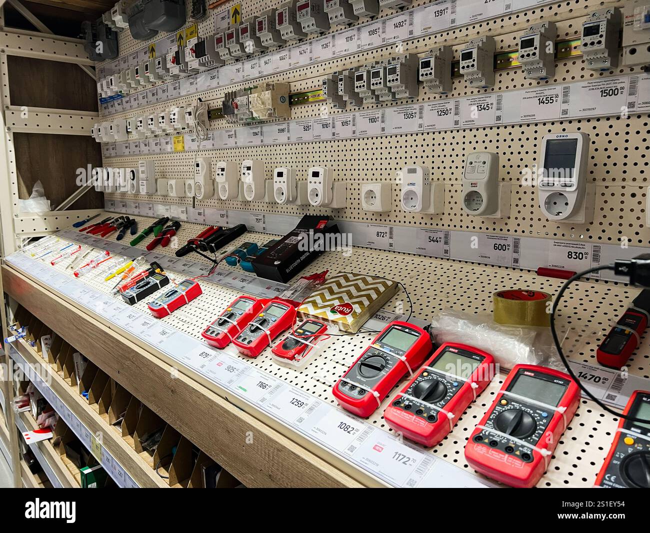Kiew, Ukraine - 03. Januar 2025: Ein organisiertes Regal mit einer Vielzahl von elektronischen Werkzeugen und Messgeräten, die häufig in elektrischen und Stockfoto