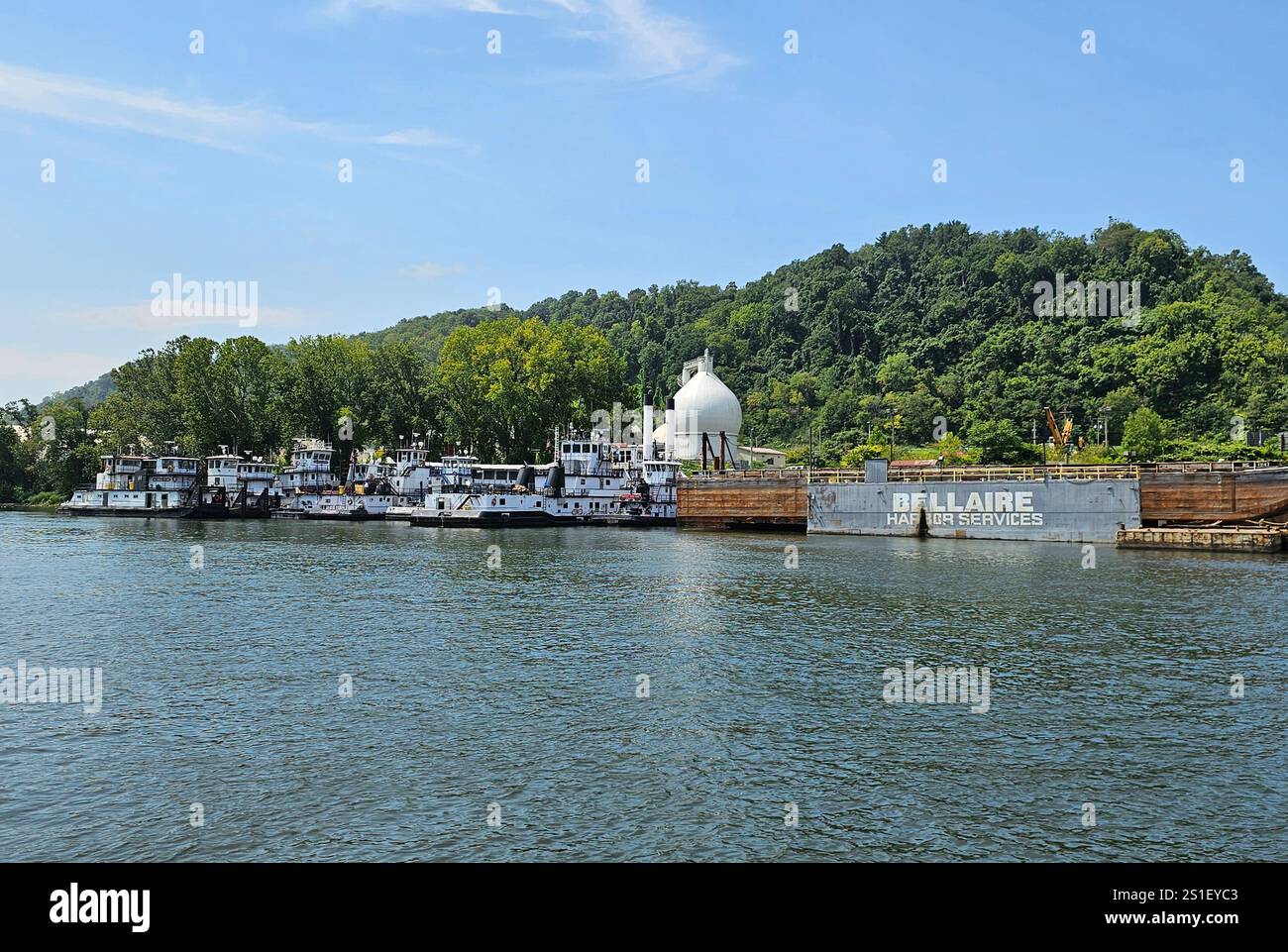 Bellaire Harbor Service am Ohio River, Bellaire. Dieses Unternehmen unterhält eine Schleppbootflotte und bietet Reparaturen an Binnenschiffen und Trockendocks an. - Smartphone-aufgenommenes Stockfoto