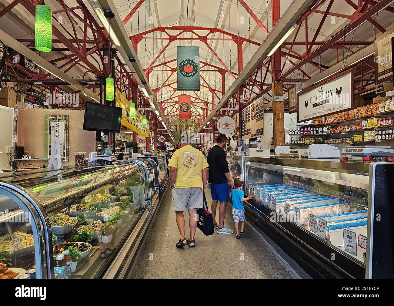Findlay Market, Cincinnati, Ohio. Shopper sehen sich die Displays mit Gourmetgerichten und Spezialitätengeschäften an. Stockfoto
