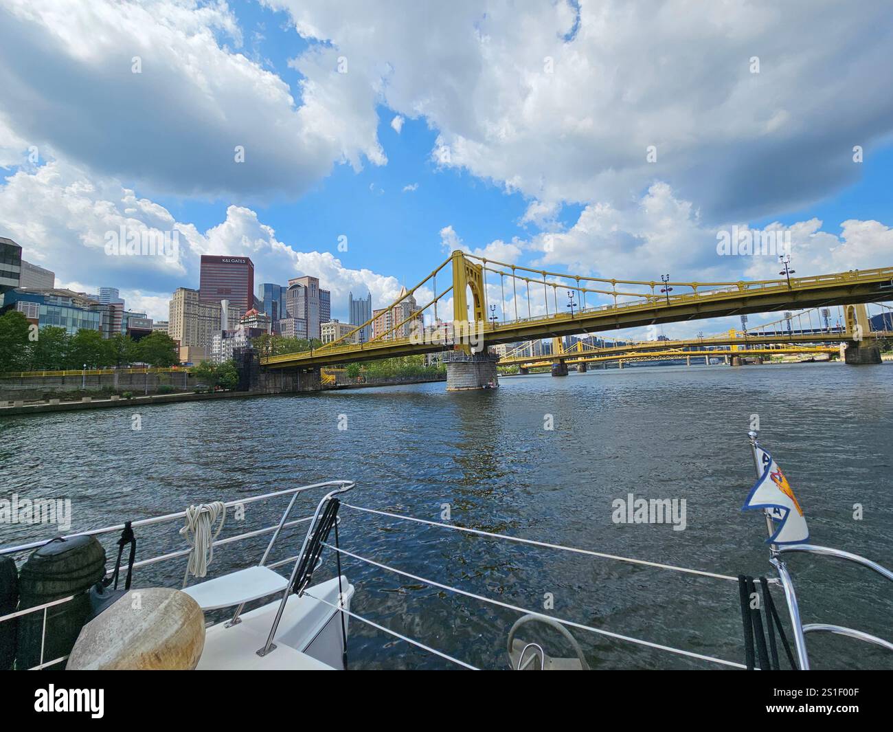 Die drei Schwestern, gelbe Brücken über den Allegheny River, Pittsburgh, Pennsylvania. Die Brücken wurden nach prominenten Bürgern benannt. Stockfoto