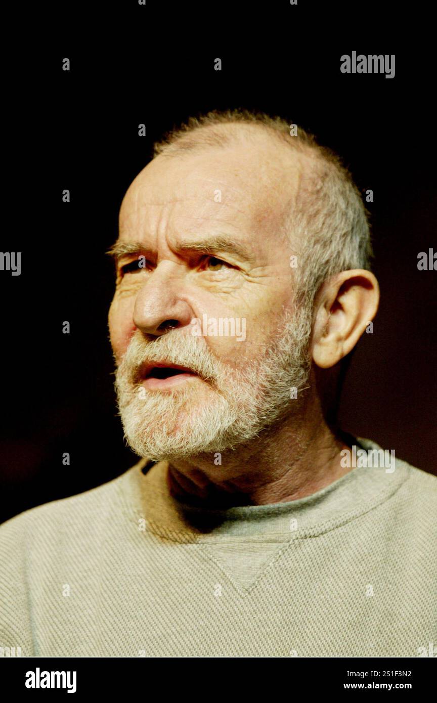 Athol Fugard (Autor und Regisseur) bei einem Pressefoto-Call for SORROWS & REJOICINGS von Athol Fugard im Tricycle Theatre, London NW6 03/2002 Design: Susan Hilferty Beleuchtung: Mannie Manim Regie: Athol Fugard Stockfoto