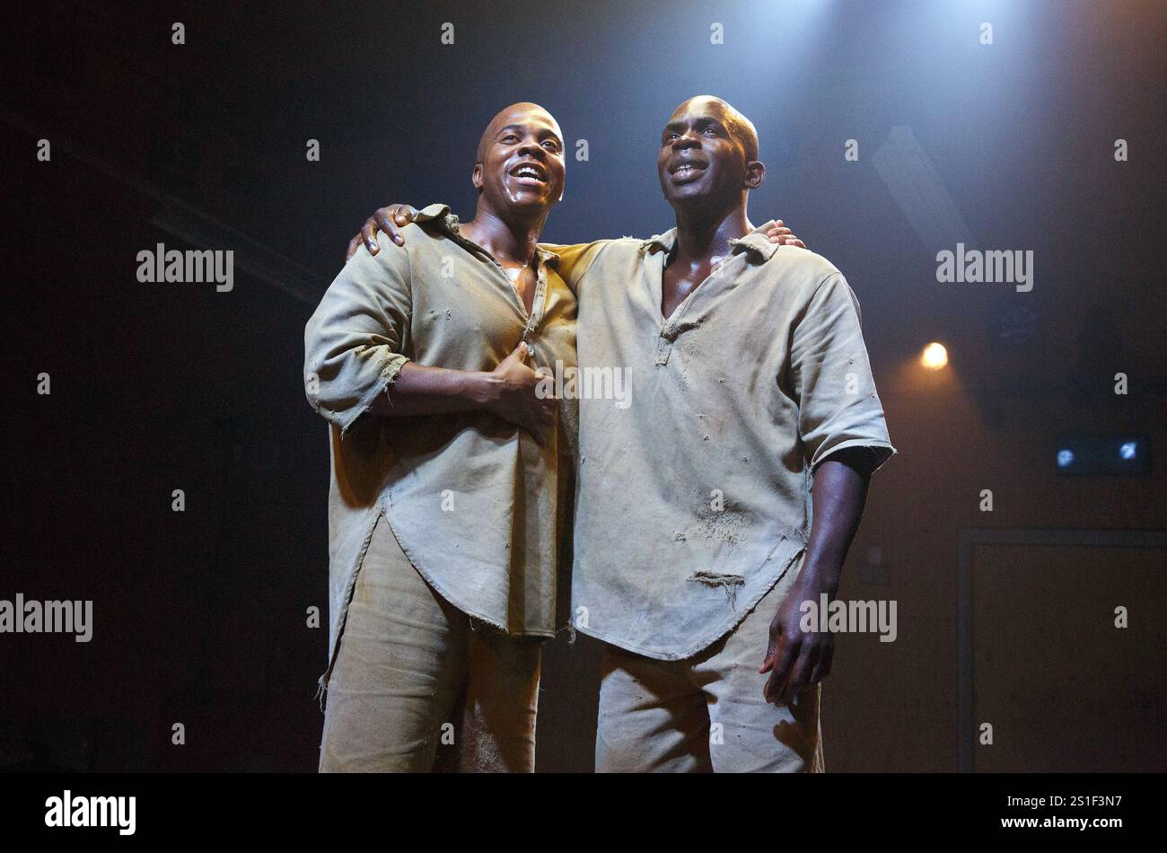 l-r: Daniel Poyser (John), Jimmy Akingbola (Winston) in THE ISLAND von Athol Fugard bei The Young Vic, London SE1 12/11/2013 Design: Holly Pigott Beleuchtung: Richard Howell Regie: Alex Brown Stockfoto