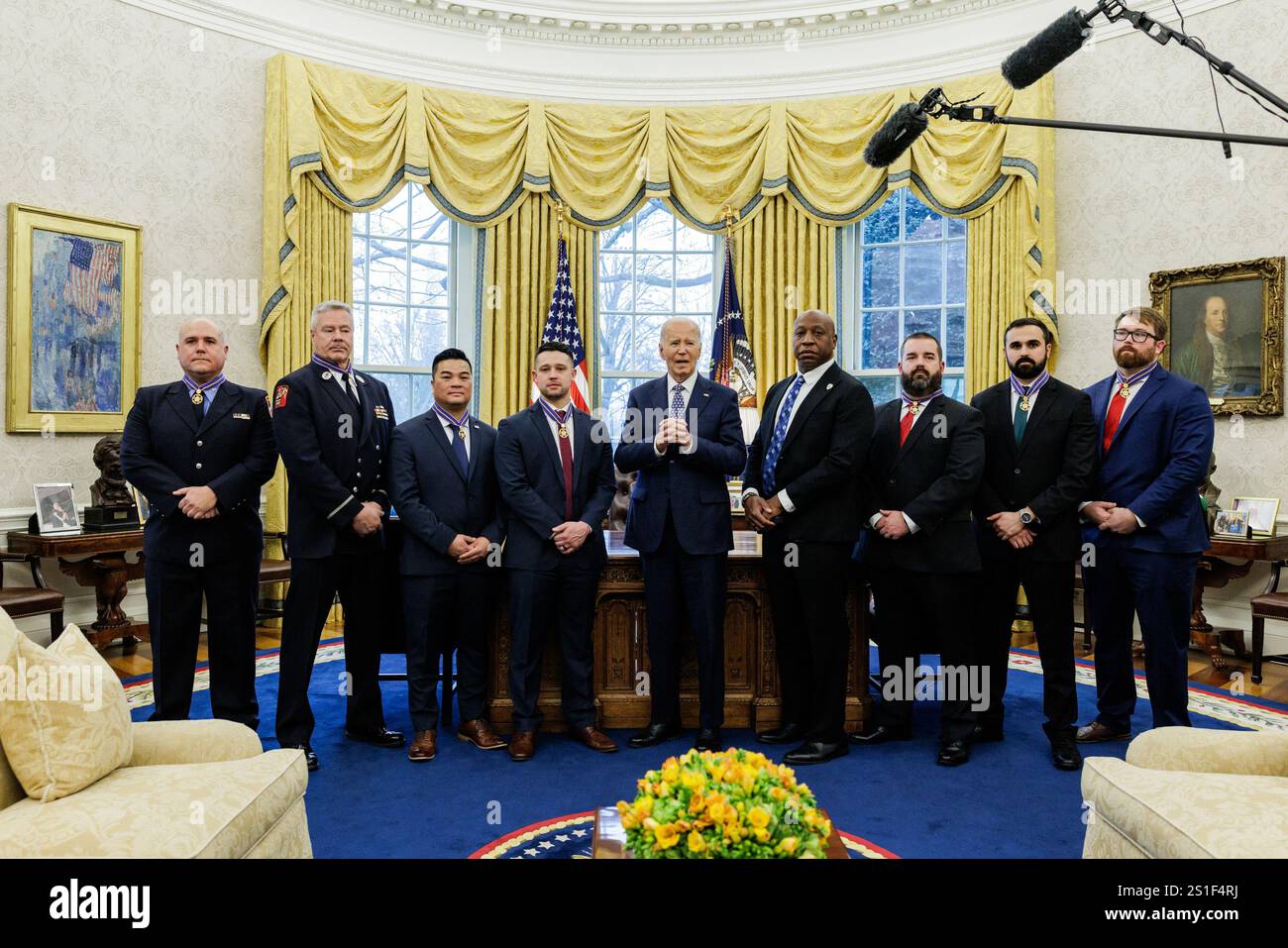 Washington, Usa. Januar 2025. Präsident Joe Biden spricht nach der Verleihung der Tapferkeitsmedaille an acht Sicherheitsbeamte während einer Zeremonie im Oval Office am Freitag, den 3. Januar 2025 in Washington, DC. Foto: Samuel Corum/UPI Credit: UPI/Alamy Live News Stockfoto