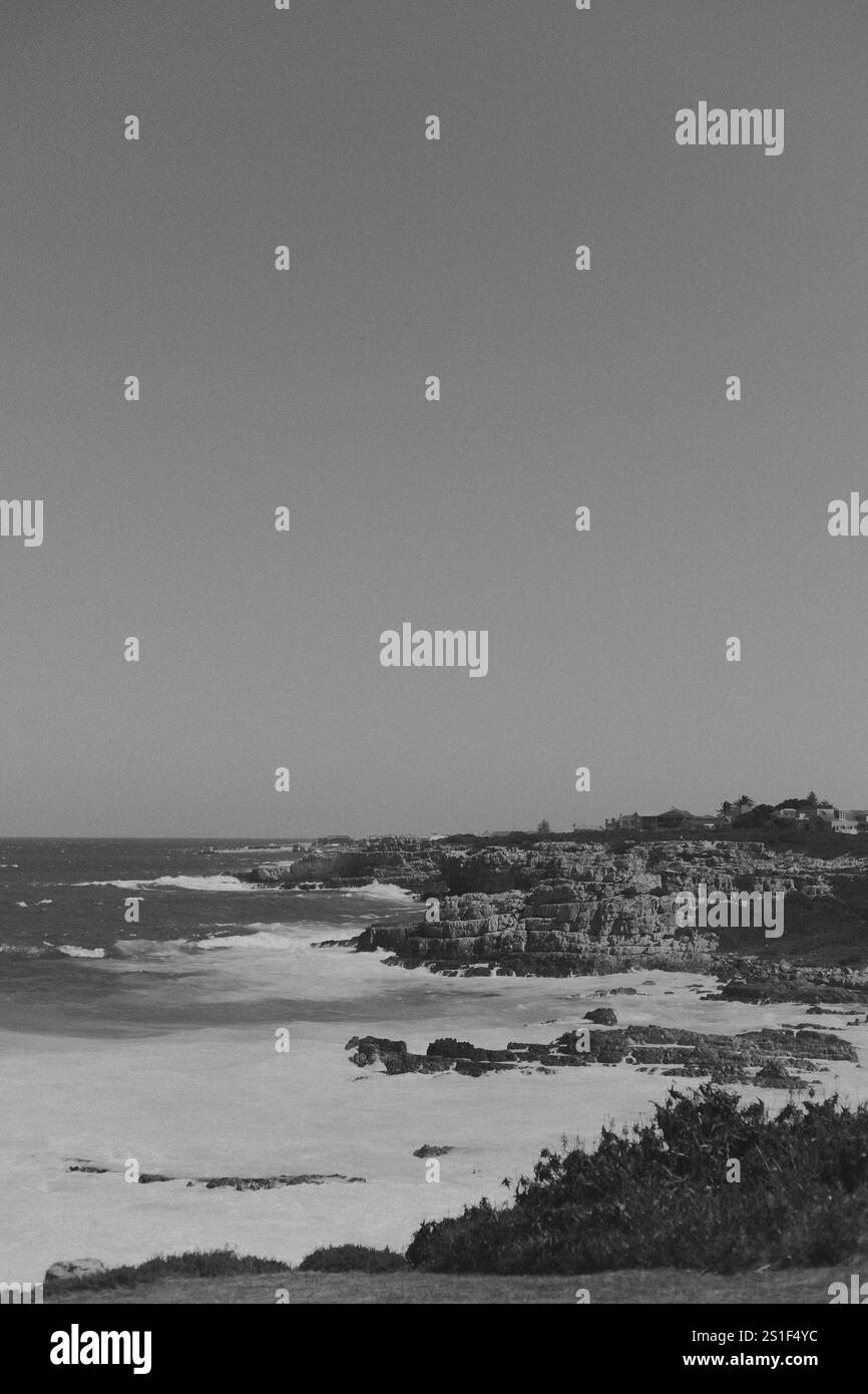 Schwarz-weiß-Foto von einem felsigen Strand in der Westkap-Provinz von Südafrika Stockfoto