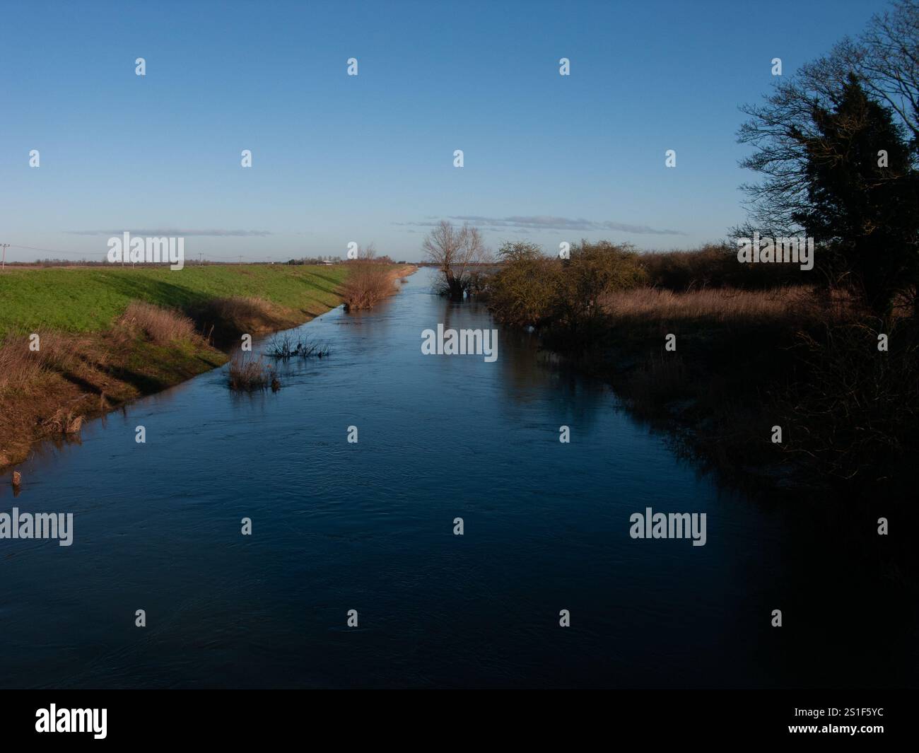 Blick auf den Fluss Delph, der an einem schönen Januartag von Sutton Gault, Cambridgeshire, nördlich verläuft Stockfoto