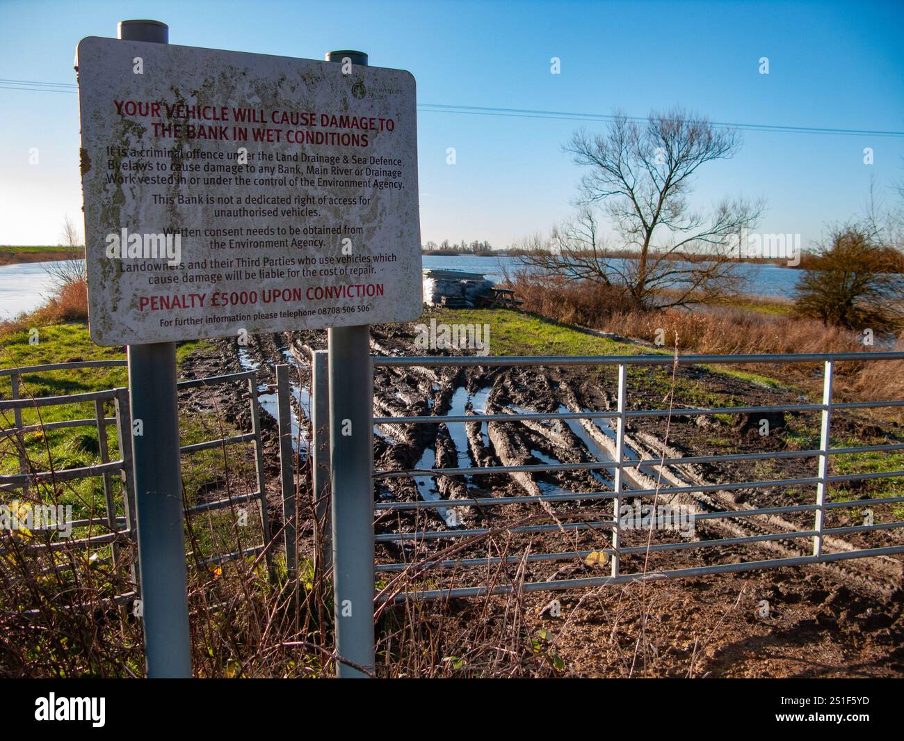 Unwirksame Warnung, dass das Flussufer durch Fahrzeuge am New Bedford River, Sutton Gault, beschädigt wird Stockfoto