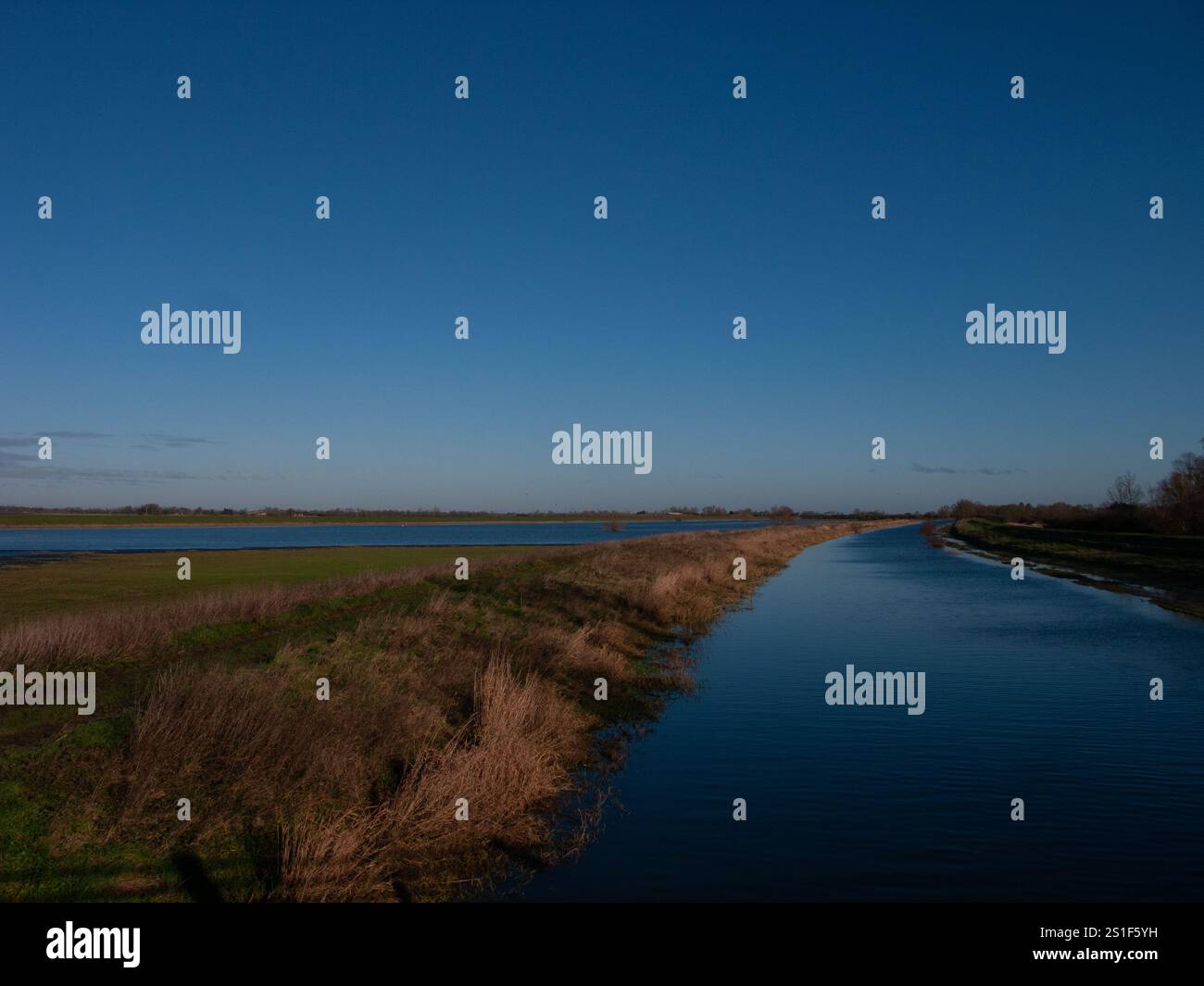 Blick auf den New Bedford River, der nördlich von Sutton Gault, Cambridgeshire verläuft, an einem schönen Januartag Stockfoto