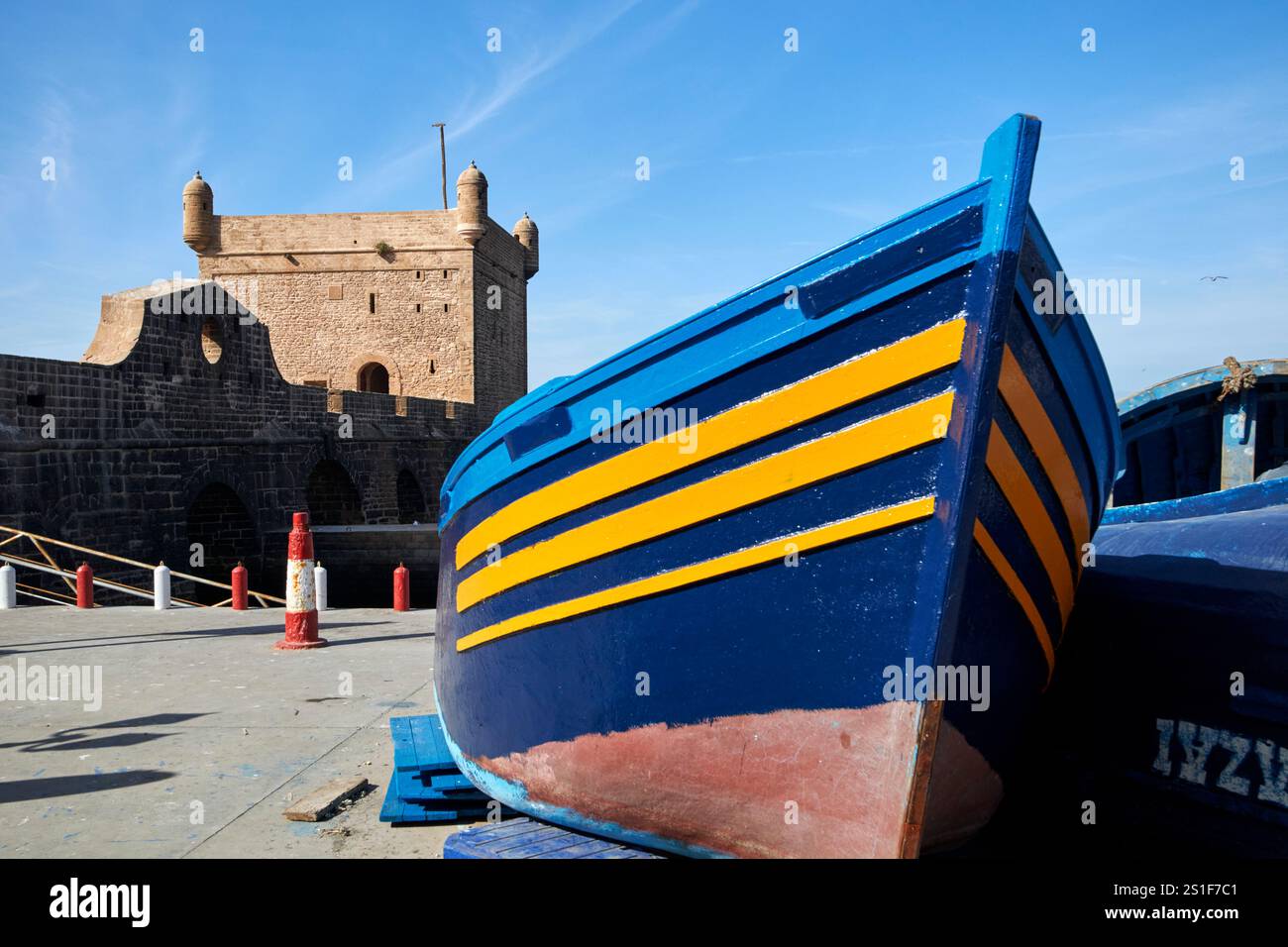 Blau lackiertes traditionelles hölzernes Fischerboot vor dem Skala du Port essaouira, marokko Stockfoto