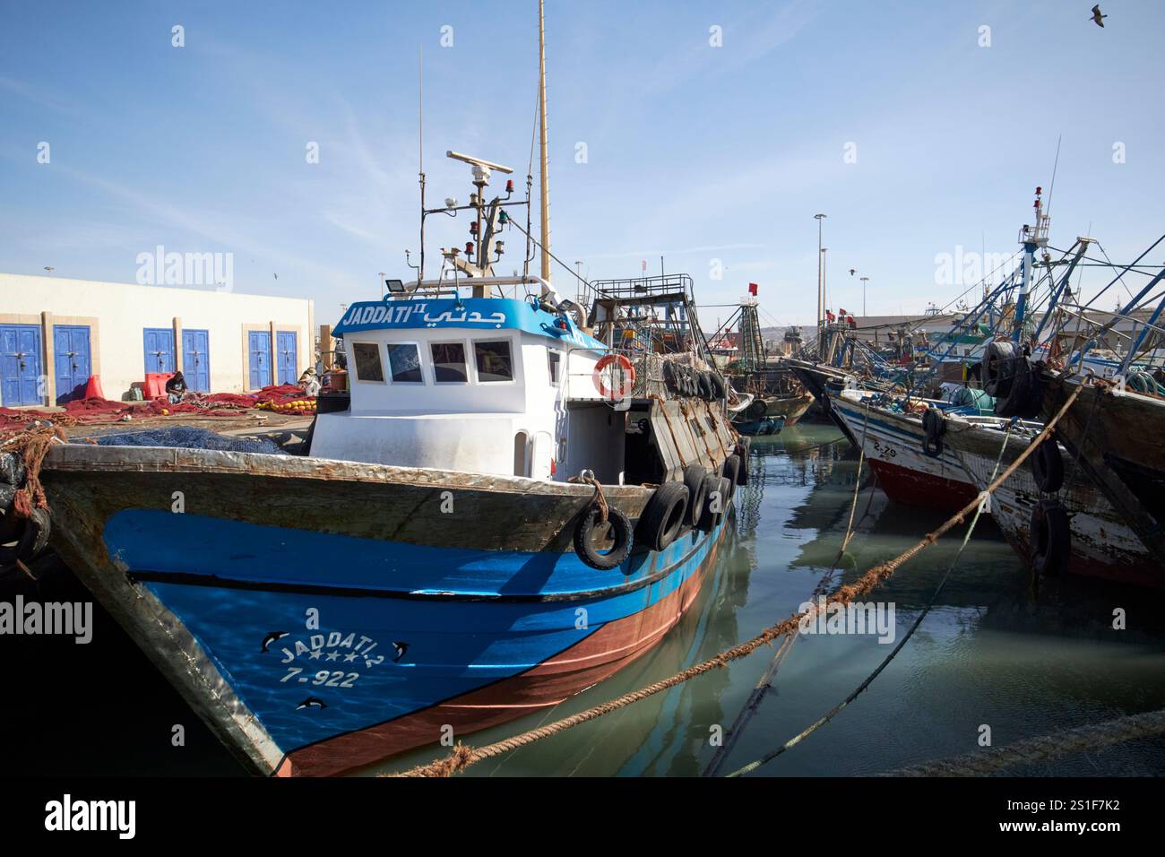 Moderne Fischerbootflotte im Hafen von essaouira, marokko Stockfoto