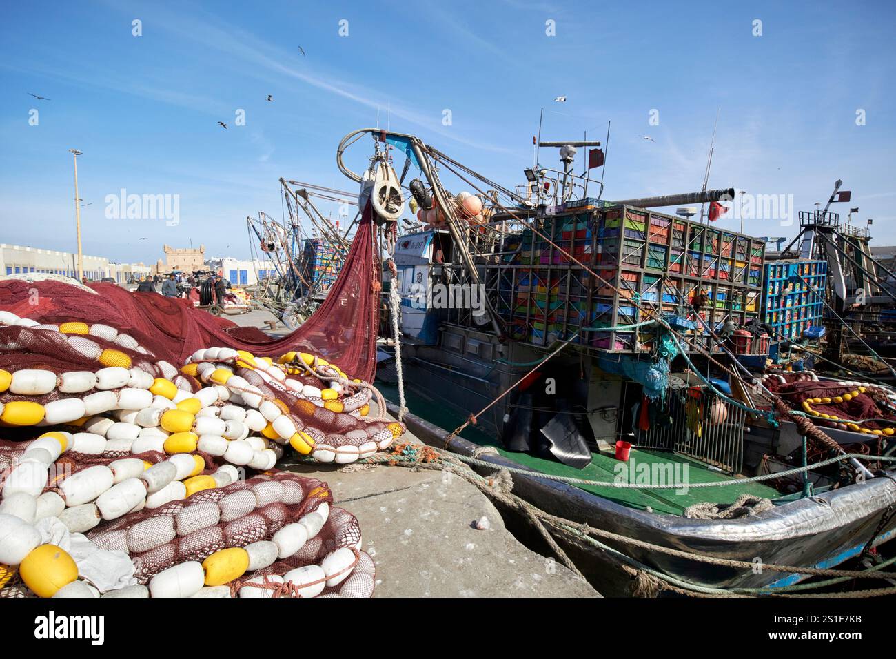 Schwimmende Fischernetze, die vor dem Hafen von essaouira, marokko, trocknen Stockfoto