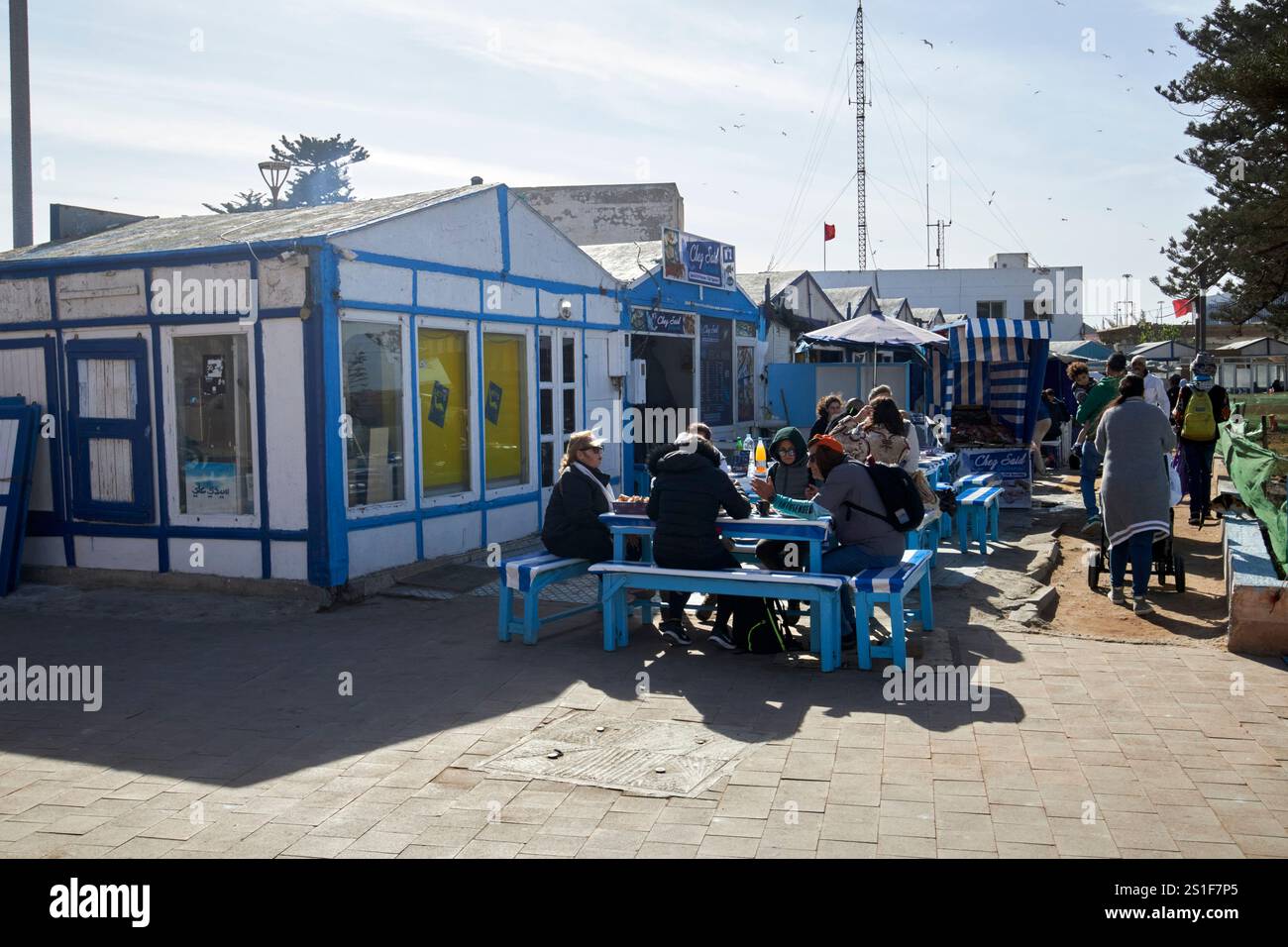 Reihe kleiner Fischrestaurants in der Nähe des Hafens von essaouira, marokko Stockfoto