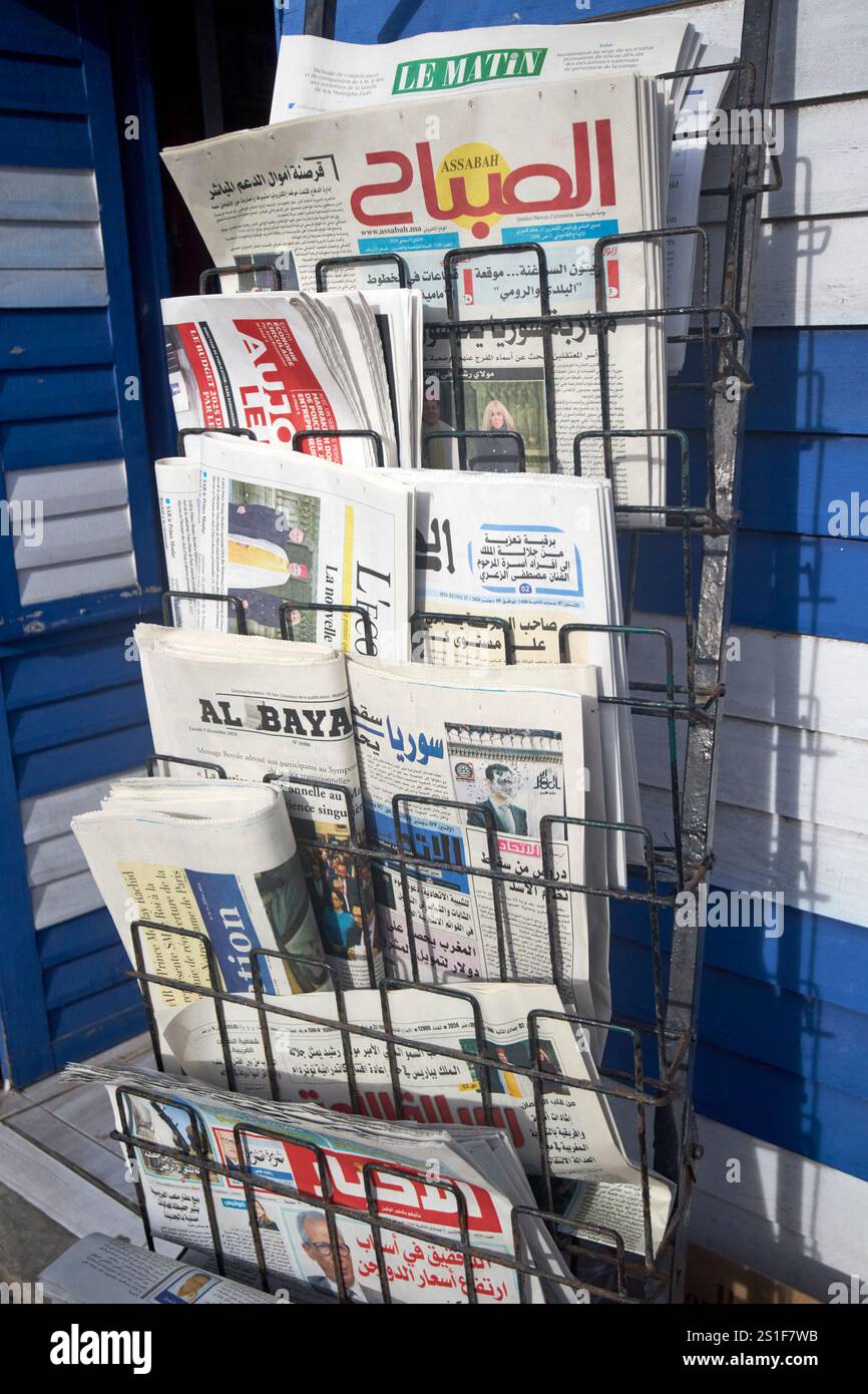 französische und marokkanische Tageszeitungen an einem Stand in essaouira, marokko Stockfoto
