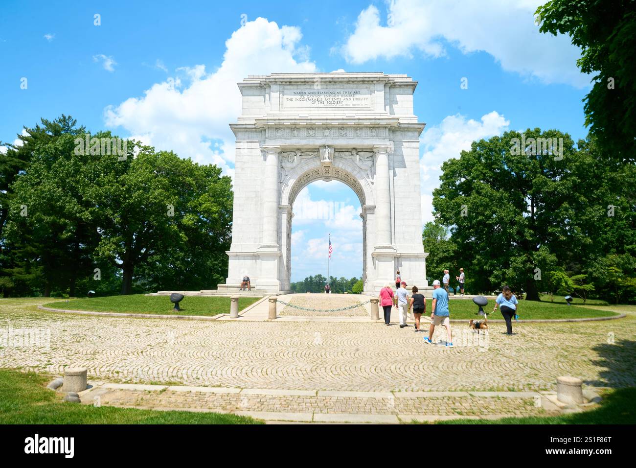 Der National Memorial Arch in Valley Forge an einem Sommertag Stockfoto