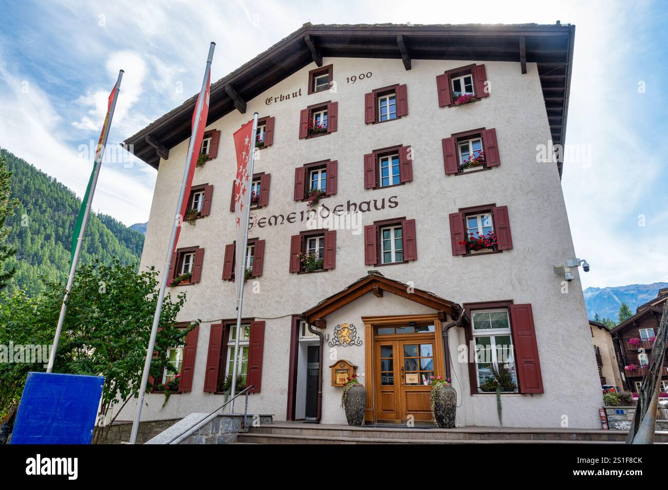 Zermatt, Schweiz- 22. September 2024: Die Front des Gemeindehauses Zermatt. Stockfoto