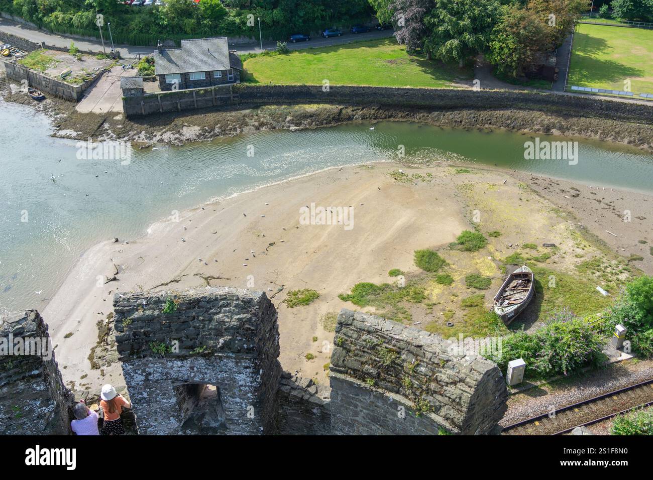 Conwy Wales - Juli 31 2024; Touristen, die den Blick von unten vom Gipfel des mittelalterlichen Conwy Castle aus betrachten. Stockfoto