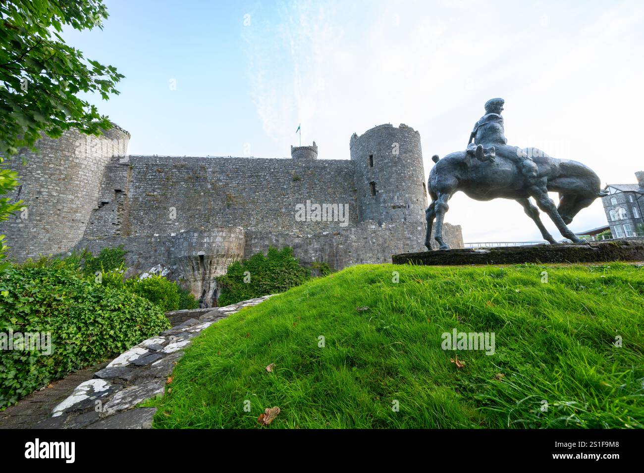 Harlech Wales – 1. August 2024; Heritage Equestrian Skulptur neben Harlech Castle ist ein König, der den Körper seines Neffen, zwei Könige, trägt. Stockfoto