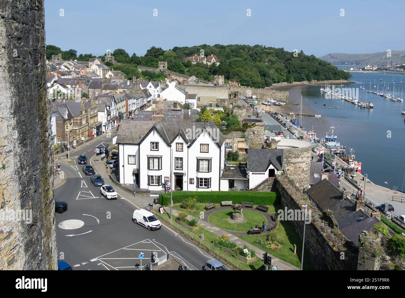 Conwy Wales - Juli 31 2024; Blick von Conwy Castle über die Stadt und den Fluss mit Straße darunter und Stadtgebäuden.1 Stockfoto