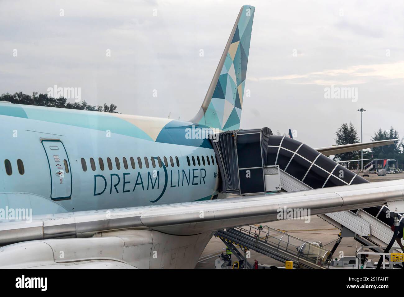 Internationaler Flughafen Phuket mit Flugzeug. REGISTRIERUNG: A6-BMH, ETIHAD AIRWAYS, BOEING 787-10 DREAMLINER. // 01.12.2024: Patong, Kathu, Insel Ph Stockfoto