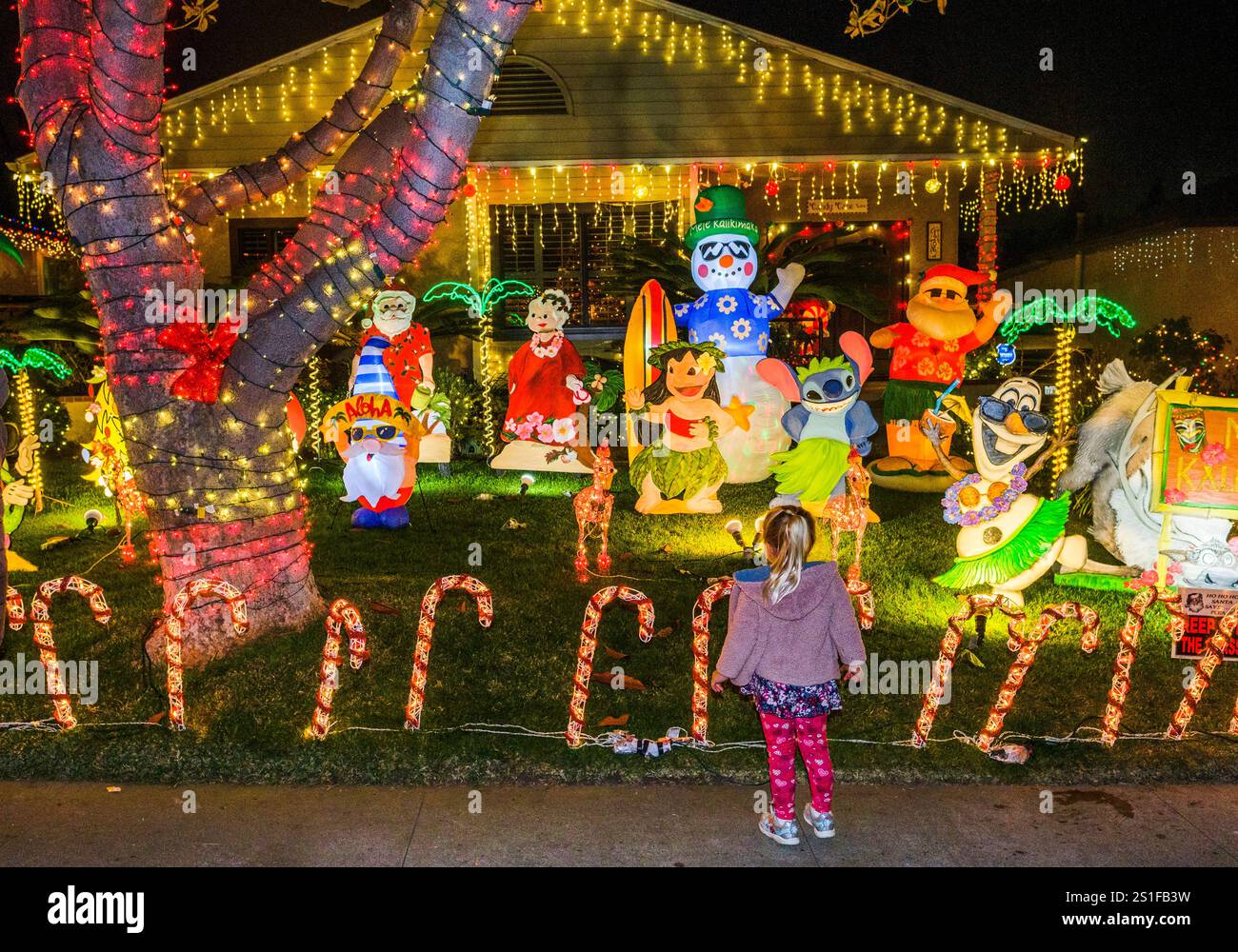 „Candy Cane Lane“ – eine Straße, die für ihre Weihnachtsbeleuchtung berühmt ist – in El Segundo, Kalifornien, USA Stockfoto
