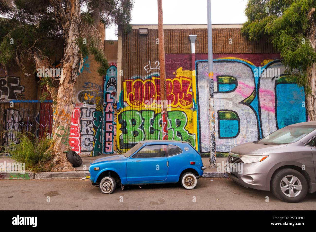 Ein winziges Auto und Graffiti, Los Angeles, Kalifornien, Vereinigte Staaten von Amerika Stockfoto