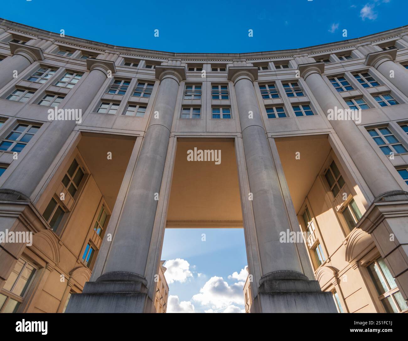 Paris, Frankreich - 01 03 2024 : die Echelles du Baroque, eine Gebäudegruppe, die vom Architekten Ricardo Bofill entworfen wurde, Place de Catalogne Stockfoto