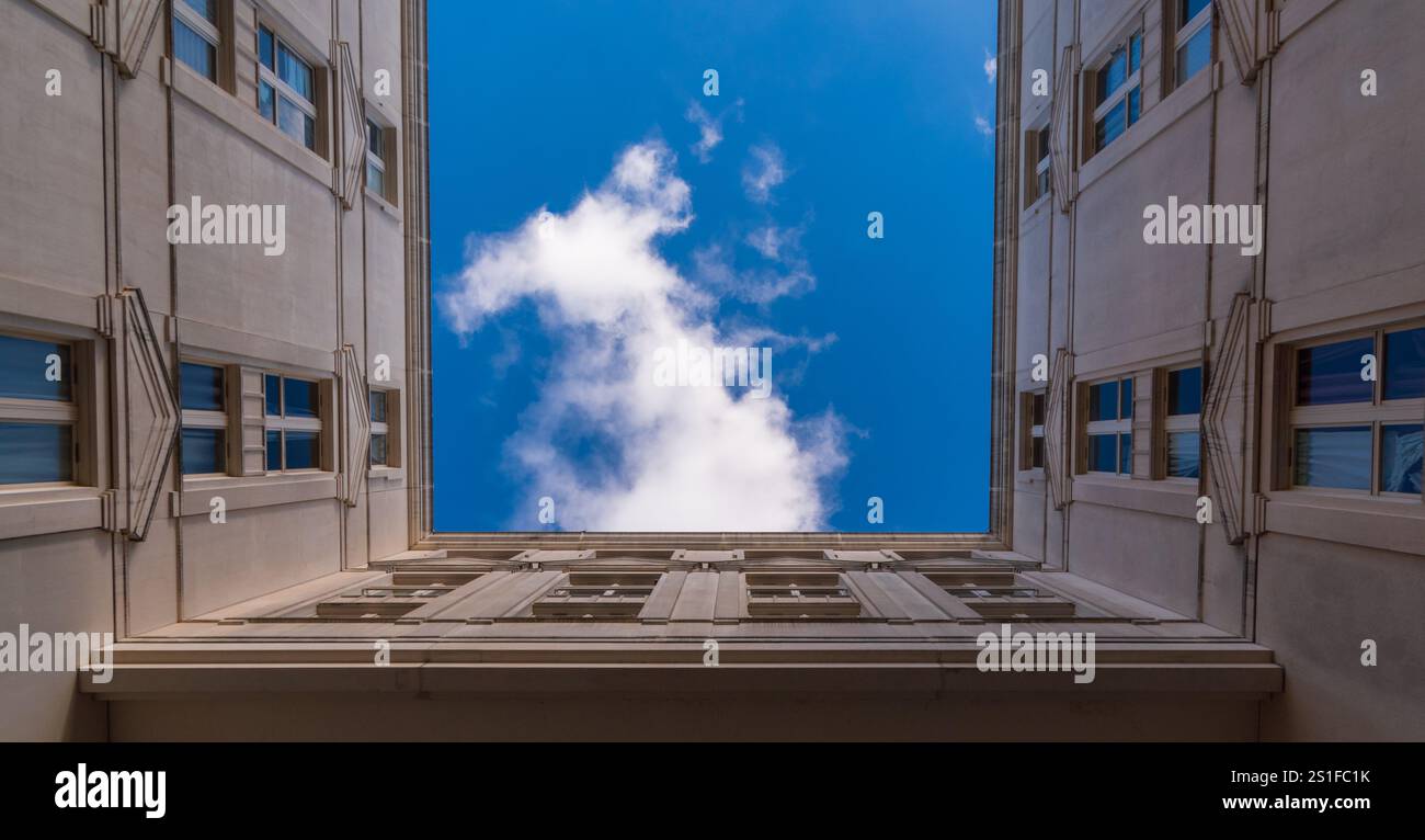 Paris, Frankreich - 01 03 2024 : die Echelles du Baroque, eine Gebäudegruppe, die vom Architekten Ricardo Bofill entworfen wurde, Place de Catalogne Stockfoto