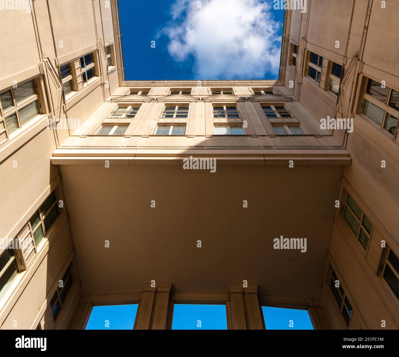 Paris, Frankreich - 01 03 2024 : die Echelles du Baroque, eine Gebäudegruppe, die vom Architekten Ricardo Bofill entworfen wurde, Place de Catalogne Stockfoto